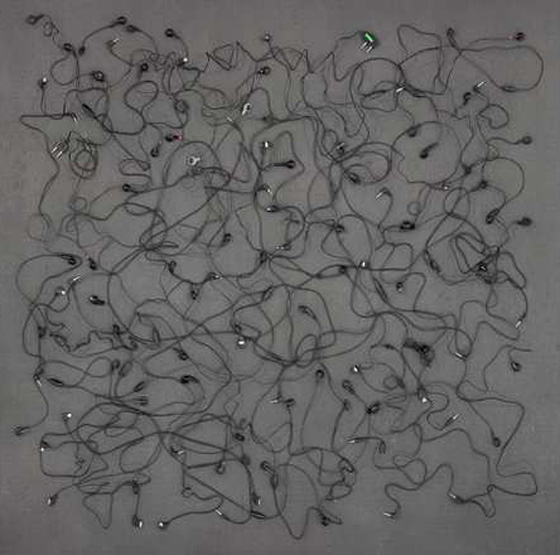 معرض يجسد مأساة المهاجرين ويقدم ما يتركونه وراءهم من اغراض صورة رقم 9 معرض يجسد مأساة المهاجرين ويقدم ما يتركونه وراءهم من اغراض صورة رقم 9