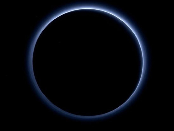 ناسا تفجر مفاجأة أخرى.. سماء بلوتو زرقاء وثلوجه حمراء ومياهه متجمدة صورة رقم 6 ناسا تفجر مفاجأة أخرى.. سماء بلوتو زرقاء وثلوجه حمراء ومياهه متجمدة صورة رقم 6