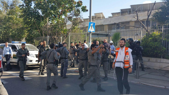 القيادة الاسرائيلية تقر بعجزها عن وقف الهجمات االتي ينفذها فلسطينيون صورة رقم 1