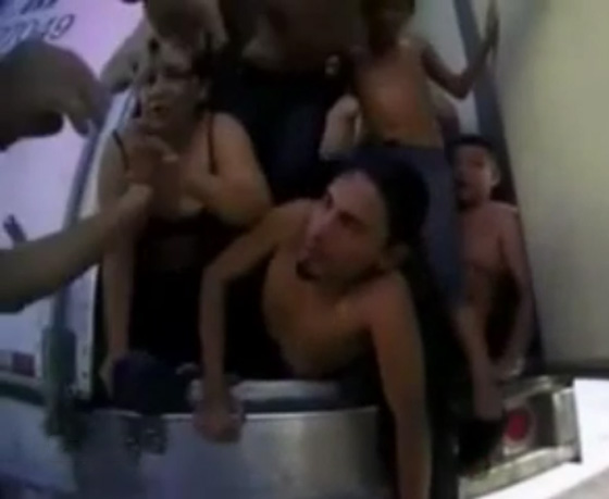 كالاسماك في علبة سردين.. مهرب يحشر 39 مهاجرا في شاحنة صغيرة صورة رقم 3 كالاسماك في علبة سردين.. مهرب يحشر 39 مهاجرا في شاحنة صغيرة صورة رقم 3