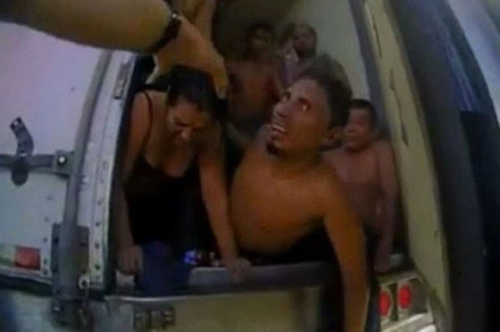 كالاسماك في علبة سردين.. مهرب يحشر 39 مهاجرا في شاحنة صغيرة صورة رقم 1 كالاسماك في علبة سردين.. مهرب يحشر 39 مهاجرا في شاحنة صغيرة صورة رقم 1