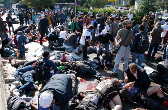 قتلى وجرحى في انفجار وسط مظاهرة للسلام في انقرة التركية صورة رقم 3