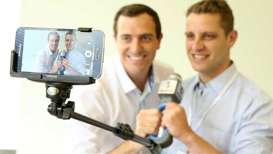 قناة سويسرية تستبدل الكاميرات بالهواتف الذكية وعصا السيلفي  صورة رقم 3