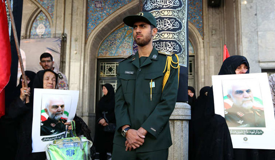 الايرانيون يشيعون جنرالهم المقتول على ايدي دواعش سوريا.. بمسيرات حاشدة صورة رقم 4