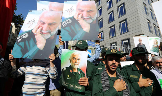 الايرانيون يشيعون جنرالهم المقتول على ايدي دواعش سوريا.. بمسيرات حاشدة صورة رقم 1