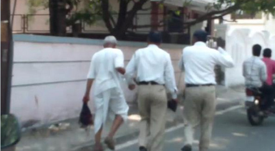 جريمة مرعبة.. قطع راس زوجته وانطلق حاملا اياه في الشارع!! صورة رقم 1