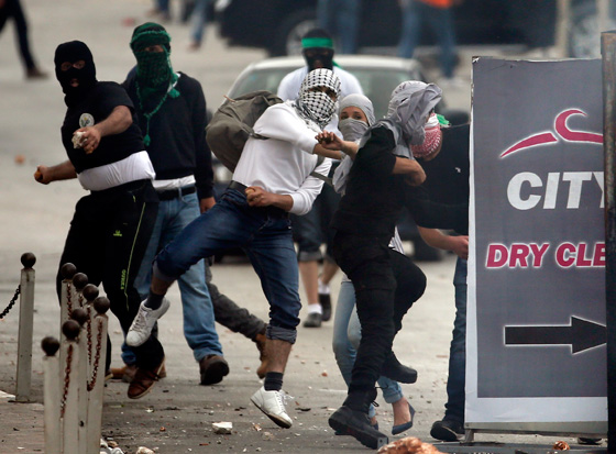 المراة الفلسطينية تشمر عن ساعدها وتنزل الى ساحة المواجهات مع الاحتلال صورة رقم 28 المراة الفلسطينية تشمر عن ساعدها وتنزل الى ساحة المواجهات مع الاحتلال صورة رقم 28