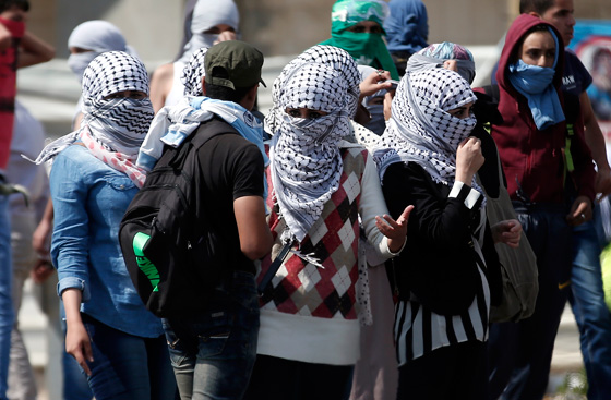 المراة الفلسطينية تشمر عن ساعدها وتنزل الى ساحة المواجهات مع الاحتلال صورة رقم 7 المراة الفلسطينية تشمر عن ساعدها وتنزل الى ساحة المواجهات مع الاحتلال صورة رقم 7