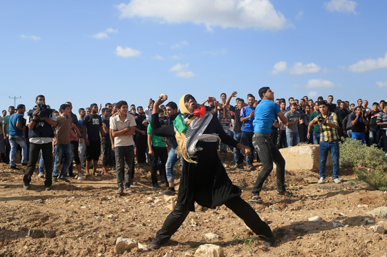 المراة الفلسطينية تشمر عن ساعدها وتنزل الى ساحة المواجهات مع الاحتلال صورة رقم 10 المراة الفلسطينية تشمر عن ساعدها وتنزل الى ساحة المواجهات مع الاحتلال صورة رقم 10