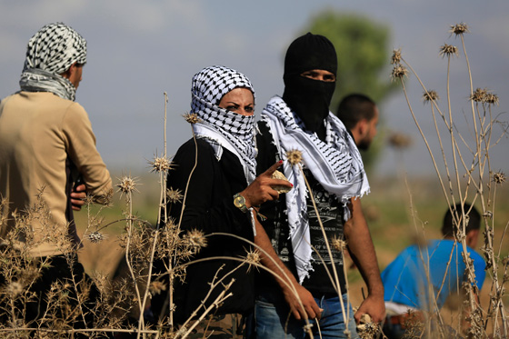 المراة الفلسطينية تشمر عن ساعدها وتنزل الى ساحة المواجهات مع الاحتلال صورة رقم 11 المراة الفلسطينية تشمر عن ساعدها وتنزل الى ساحة المواجهات مع الاحتلال صورة رقم 11