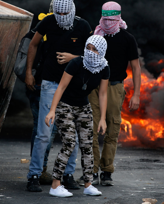 المراة الفلسطينية تشمر عن ساعدها وتنزل الى ساحة المواجهات مع الاحتلال صورة رقم 12 المراة الفلسطينية تشمر عن ساعدها وتنزل الى ساحة المواجهات مع الاحتلال صورة رقم 12