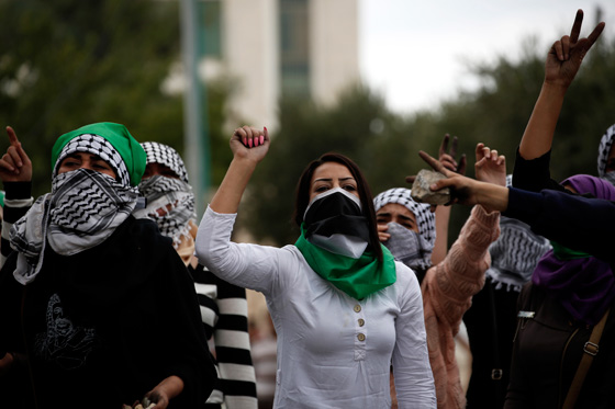 المراة الفلسطينية تشمر عن ساعدها وتنزل الى ساحة المواجهات مع الاحتلال صورة رقم 20 المراة الفلسطينية تشمر عن ساعدها وتنزل الى ساحة المواجهات مع الاحتلال صورة رقم 20