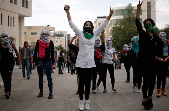 المراة الفلسطينية تشمر عن ساعدها وتنزل الى ساحة المواجهات مع الاحتلال صورة رقم 21 المراة الفلسطينية تشمر عن ساعدها وتنزل الى ساحة المواجهات مع الاحتلال صورة رقم 21