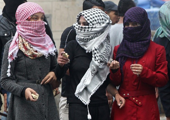 المراة الفلسطينية تشمر عن ساعدها وتنزل الى ساحة المواجهات مع الاحتلال صورة رقم 27 المراة الفلسطينية تشمر عن ساعدها وتنزل الى ساحة المواجهات مع الاحتلال صورة رقم 27