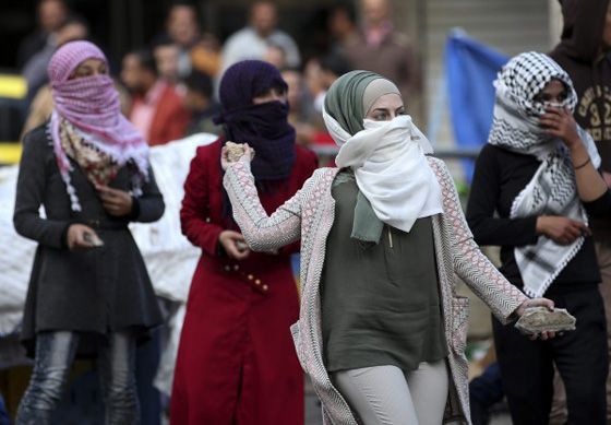 المراة الفلسطينية تشمر عن ساعدها وتنزل الى ساحة المواجهات مع الاحتلال صورة رقم 30 المراة الفلسطينية تشمر عن ساعدها وتنزل الى ساحة المواجهات مع الاحتلال صورة رقم 30