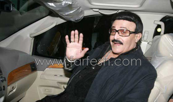 فيديو سمير غانم يحرج مذيعة طالبته بخلع الباروكة ويعلق على قبلة عادل امام لزوجته  صورة رقم 6