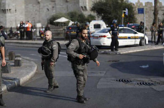  استشهاد فلسطيني حاول طعن جنود اسرائيليين بالقدس صورة رقم 1