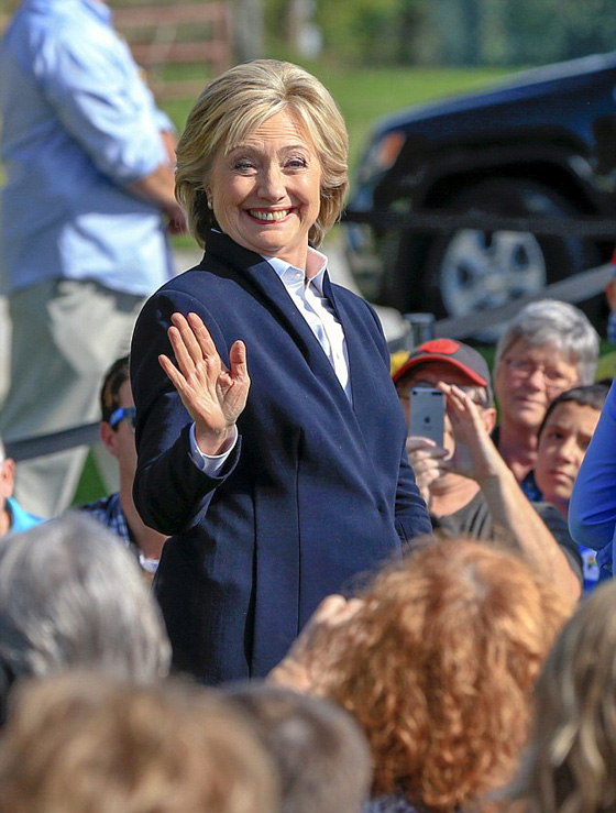 تعمل ولا تعرق.. كلينتون: انا لست بشرا بل انسان آلي! صورة رقم 3