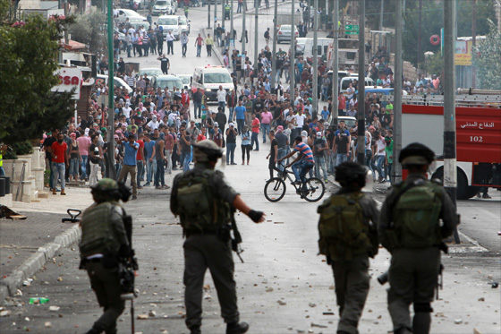 الفلسطينيون يهاجمون الاسرائيليين بالسكين ومقشرة الخضار!! صورة رقم 12