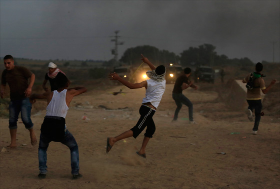 الفلسطينيون يهاجمون الاسرائيليين بالسكين ومقشرة الخضار!! صورة رقم 11