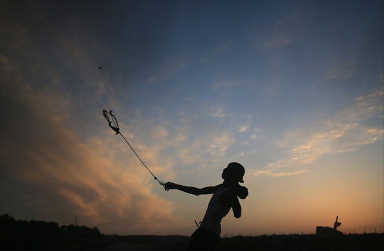 الفلسطينيون يهاجمون الاسرائيليين بالسكين ومقشرة الخضار!! صورة رقم 8