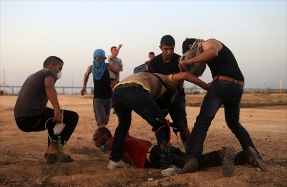 الفلسطينيون يهاجمون الاسرائيليين بالسكين ومقشرة الخضار!! صورة رقم 10