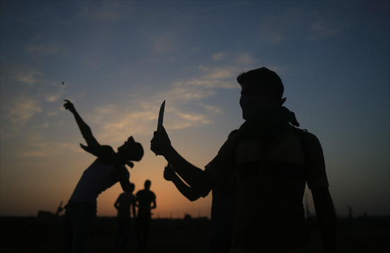 الفلسطينيون يهاجمون الاسرائيليين بالسكين ومقشرة الخضار!! صورة رقم 1