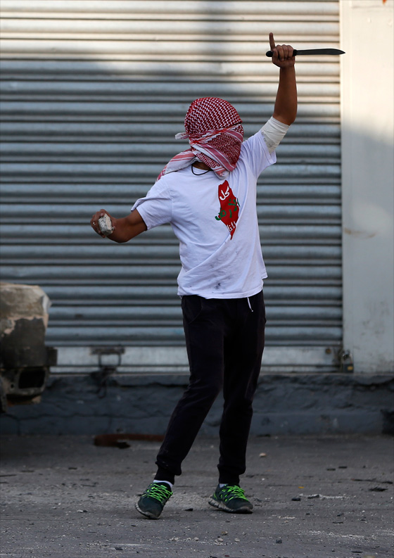 الفلسطينيون يهاجمون الاسرائيليين بالسكين ومقشرة الخضار!! صورة رقم 5