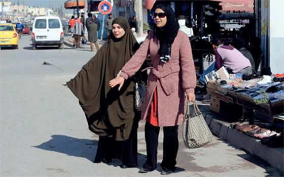 وزير النقل التونسي يقيم الدنيا ولا يقعدها بتصريح يتعلق بالحجاب  صورة رقم 2