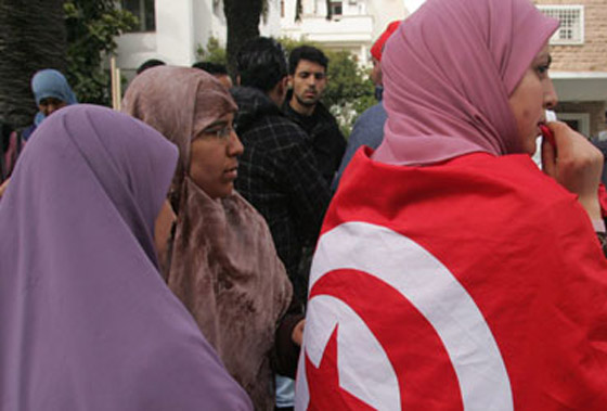 وزير النقل التونسي يقيم الدنيا ولا يقعدها بتصريح يتعلق بالحجاب  صورة رقم 3