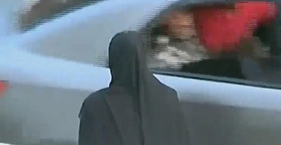 فيديو صادم.. تعرض مذيعة تبيع المناديل في شوارع القاهرة للتحرش صورة رقم 2