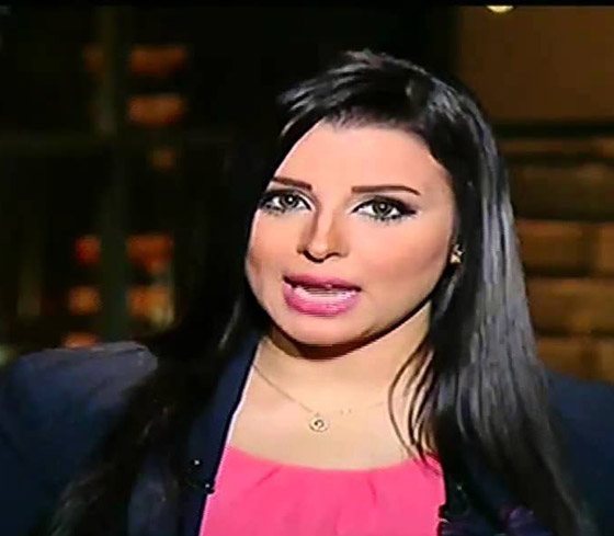 فيديو صادم.. تعرض مذيعة تبيع المناديل في شوارع القاهرة للتحرش صورة رقم 1