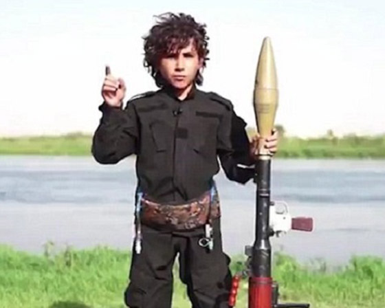 فيديو صادم.. اطلاق رصاص حي على طفل داعشي اثناء تدريب عسكري صورة رقم 1 فيديو صادم.. اطلاق رصاص حي على طفل داعشي اثناء تدريب عسكري صورة رقم 1