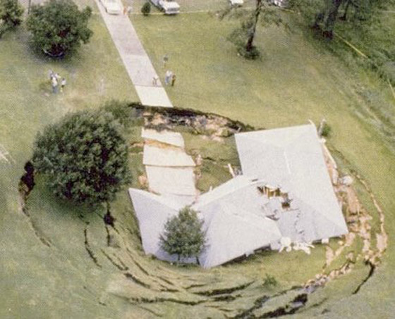 انتبهوا.. ثقوب في الارض تهدد امنكم وامانكم في كل لحظة صورة رقم 5 انتبهوا.. ثقوب في الارض تهدد امنكم وامانكم في كل لحظة صورة رقم 5