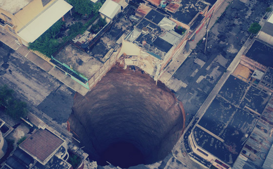 انتبهوا.. ثقوب في الارض تهدد امنكم وامانكم في كل لحظة صورة رقم 1 انتبهوا.. ثقوب في الارض تهدد امنكم وامانكم في كل لحظة صورة رقم 1