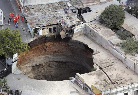 انتبهوا.. ثقوب في الارض تهدد امنكم وامانكم في كل لحظة صورة رقم 10 انتبهوا.. ثقوب في الارض تهدد امنكم وامانكم في كل لحظة صورة رقم 10