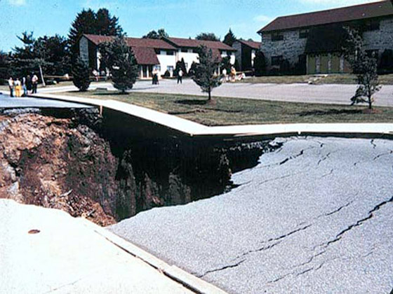 انتبهوا.. ثقوب في الارض تهدد امنكم وامانكم في كل لحظة صورة رقم 3 انتبهوا.. ثقوب في الارض تهدد امنكم وامانكم في كل لحظة صورة رقم 3