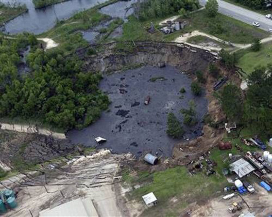 انتبهوا.. ثقوب في الارض تهدد امنكم وامانكم في كل لحظة صورة رقم 2 انتبهوا.. ثقوب في الارض تهدد امنكم وامانكم في كل لحظة صورة رقم 2