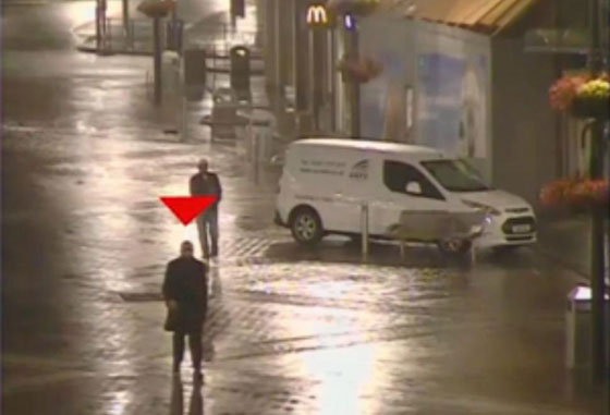  فيديو مروع.. مجرم يحمل ضحيته الى موقع اغتصابها صورة رقم 2