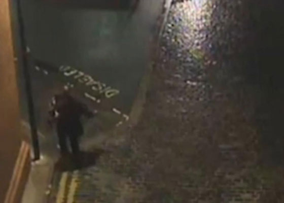  فيديو مروع.. مجرم يحمل ضحيته الى موقع اغتصابها صورة رقم 1