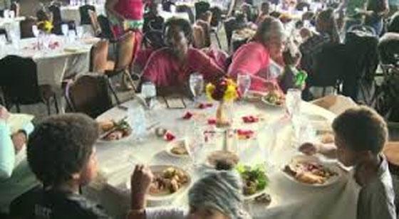 بعد الغاء العرس.. عائلة امريكية تدعو المشردين لتناول العشاء الفاخر صورة رقم 2