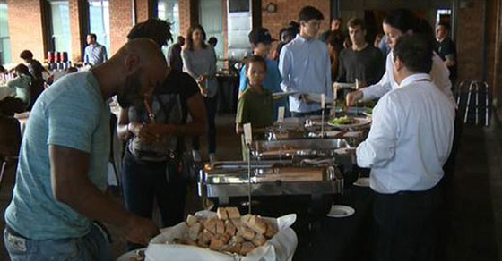 بعد الغاء العرس.. عائلة امريكية تدعو المشردين لتناول العشاء الفاخر صورة رقم 3