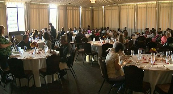 بعد الغاء العرس.. عائلة امريكية تدعو المشردين لتناول العشاء الفاخر صورة رقم 6