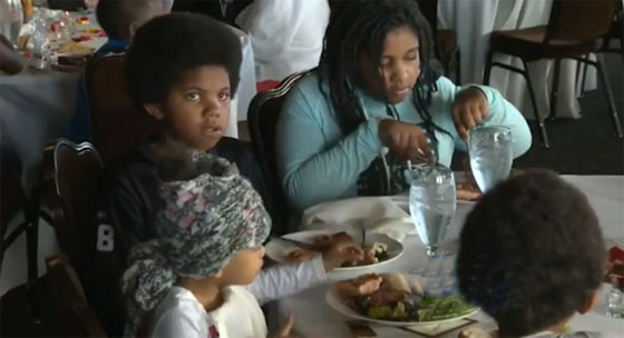 بعد الغاء العرس.. عائلة امريكية تدعو المشردين لتناول العشاء الفاخر صورة رقم 7