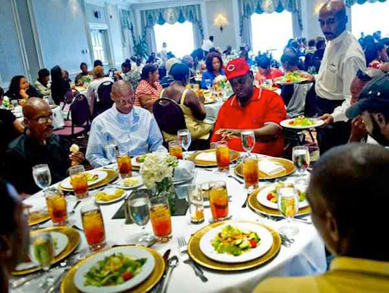 بعد الغاء العرس.. عائلة امريكية تدعو المشردين لتناول العشاء الفاخر صورة رقم 8