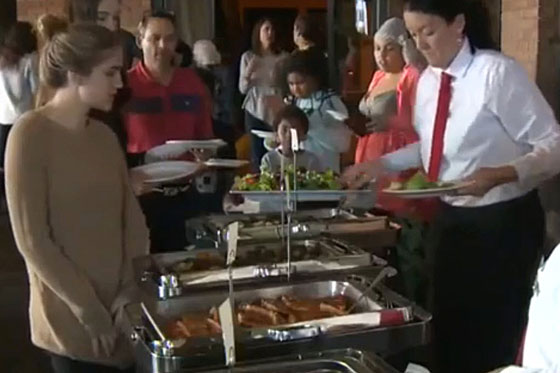 بعد الغاء العرس.. عائلة امريكية تدعو المشردين لتناول العشاء الفاخر صورة رقم 9