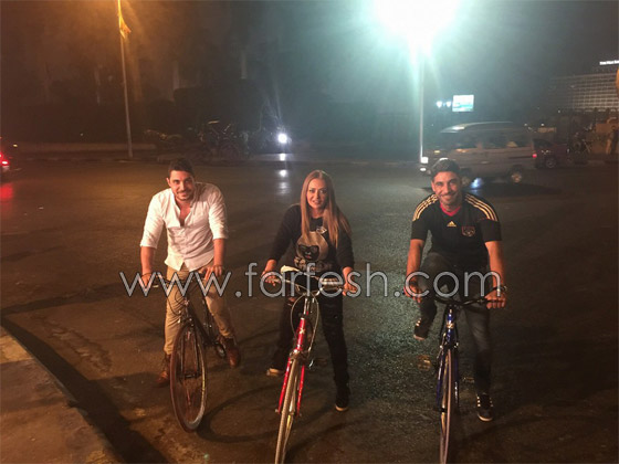صور ليلى علوي مستمتعة  بركوب الدراجة الهوائية (العجل) ليلًا  صورة رقم 1