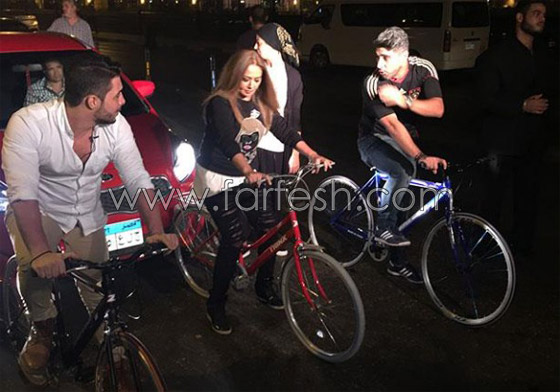 صور ليلى علوي مستمتعة  بركوب الدراجة الهوائية (العجل) ليلًا  صورة رقم 3