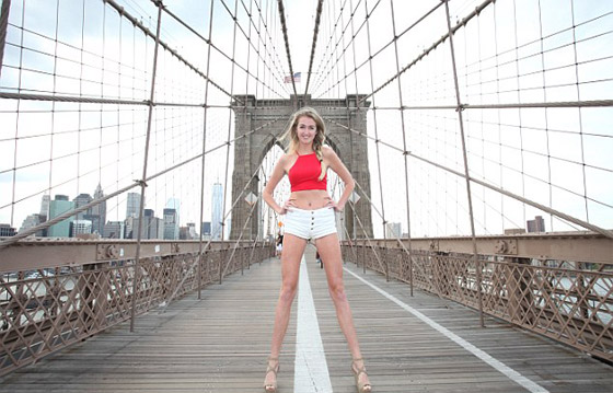 طالبة جامعية شقراء تحاول دخول موسوعة جينيس كصاحبة اطول ساقين في العالم صورة رقم 4 طالبة جامعية شقراء تحاول دخول موسوعة جينيس كصاحبة اطول ساقين في العالم صورة رقم 4