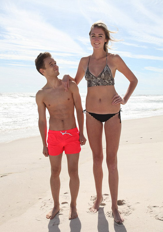 طالبة جامعية شقراء تحاول دخول موسوعة جينيس كصاحبة اطول ساقين في العالم صورة رقم 10 طالبة جامعية شقراء تحاول دخول موسوعة جينيس كصاحبة اطول ساقين في العالم صورة رقم 10